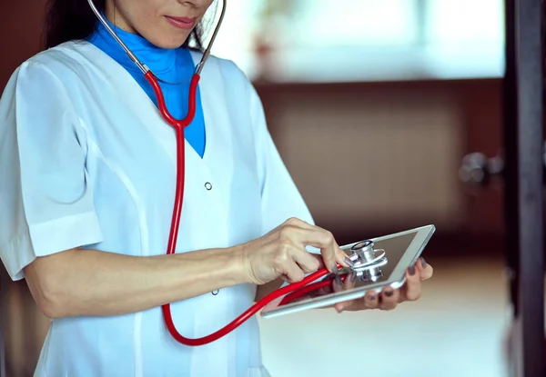 Dokter met een stethoscoop in de handen — Stockfoto