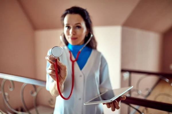 Arztkonzept. Arzt im Krankenhaus. Arzt mit Stethoskop. — Stockfoto