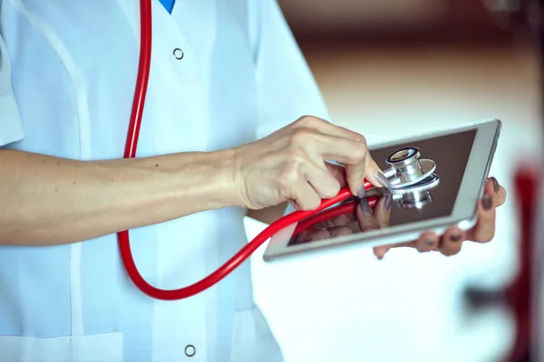 Orvos sztetoszkóppal a kezében. — Stock Fotó