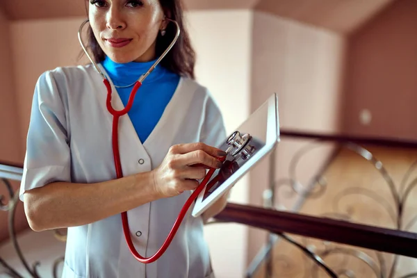 Dokter met een stethoscoop in de handen — Stockfoto