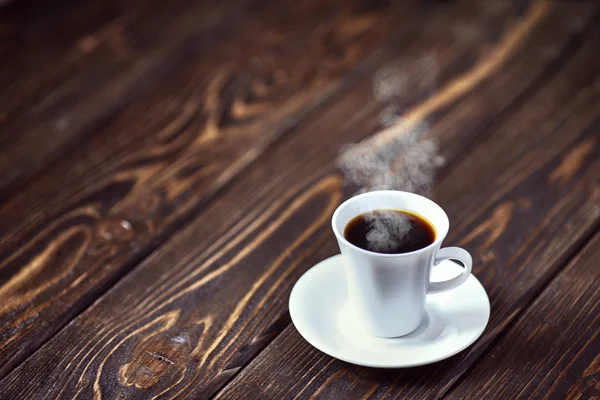लकड़ी की पृष्ठभूमि पर मजबूत कॉफी। ताजा कॉफी . — स्टॉक फ़ोटो, इमेज