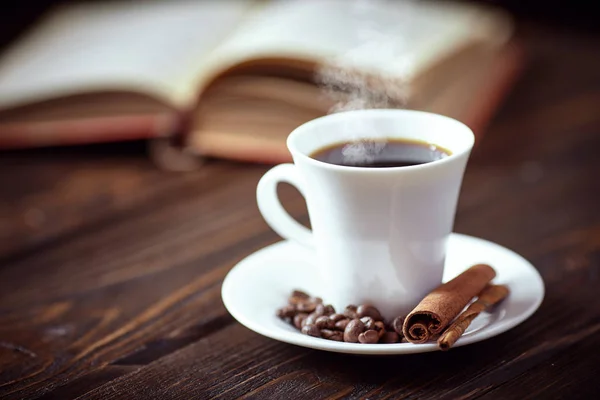 Mocna Kawa na podłoże drewniane. Świeża kawa. — Zdjęcie stockowe