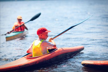 Gençler üzerinde güzel doğada bir nehir kanosu.