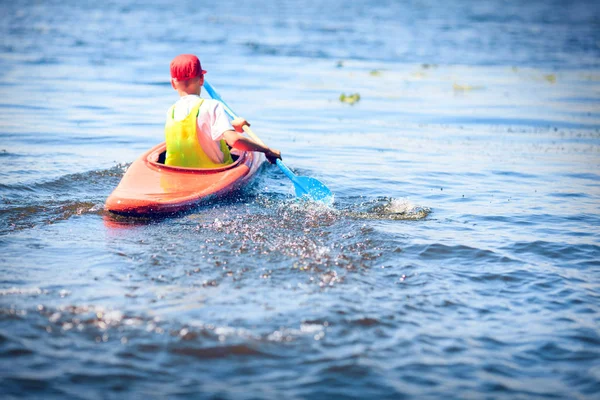 Young people are kayaking on a river in beautiful nature. — Stock Photo, Image