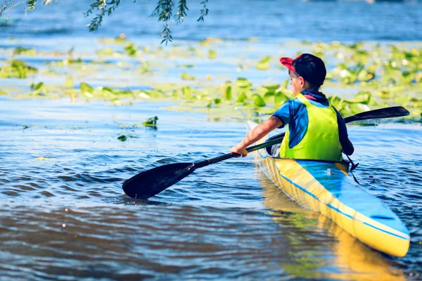 Les jeunes font du kayak sur une rivière dans une belle nature . — Photo