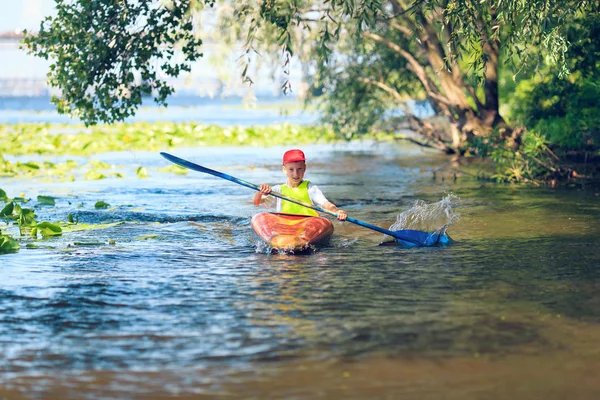 Jongeren zijn kajakken op een rivier in de prachtige natuur. — Stockfoto