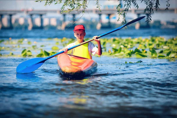 Junge Leute paddeln auf einem Fluss in schöner Natur. — Stockfoto