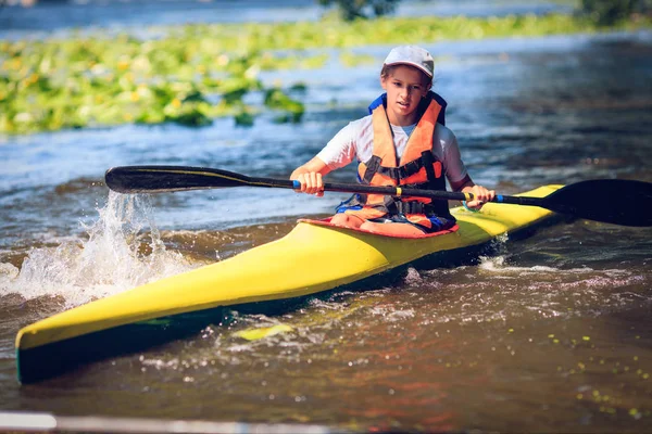 Junge Leute paddeln auf einem Fluss in schöner Natur. — Stockfoto