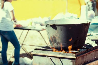 Gıda, kamp, kazan bir ateşte pişirme