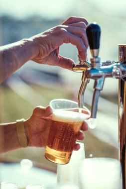 bira barmen el dokunun bir fıçı bira bira döküyor