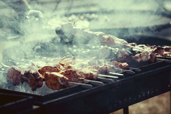 Assortiment van barbecue op de grill — Stockfoto