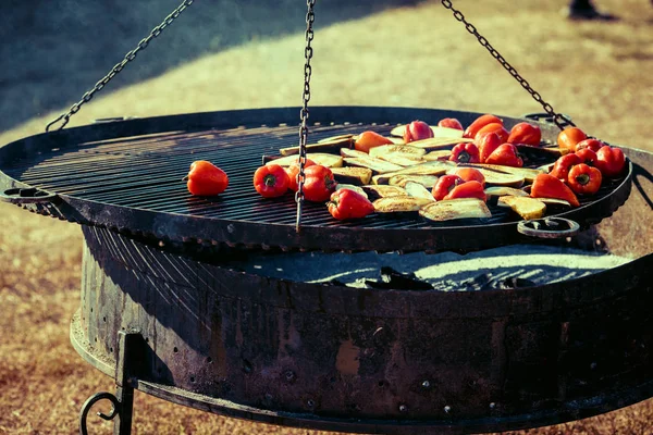 Assortiment van barbecue op de grill — Stockfoto