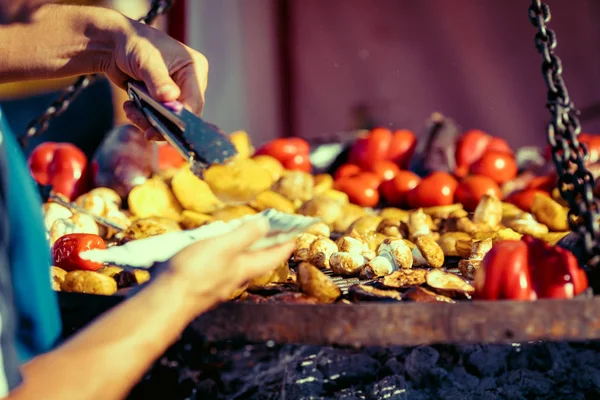 Man matlagning på grill för familjemiddag — Stockfoto