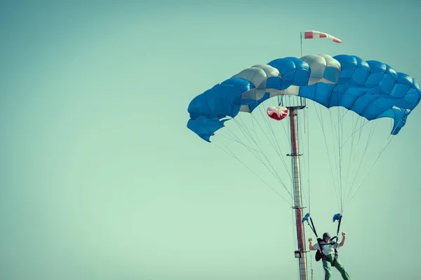 Skydiver στο πολύχρωμο αλεξίπτωτο σε καθαρό ηλιόλουστο ουρανό. — Φωτογραφία Αρχείου