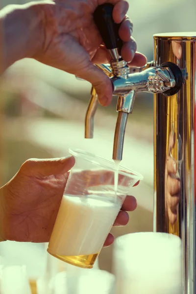 Barman mano en grifo de cerveza verter una cerveza cerveza cerveza cerveza de barril — Foto de Stock