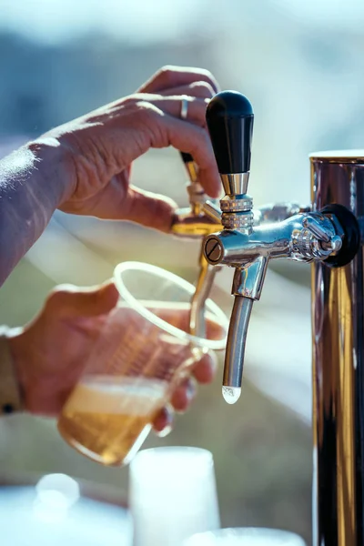Barman hand på öl knackar du på hälla en lager öl — Stockfoto
