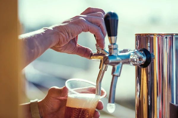 Main de barman au robinet de bière versant une bière de bière de lager de tirant d'eau — Photo
