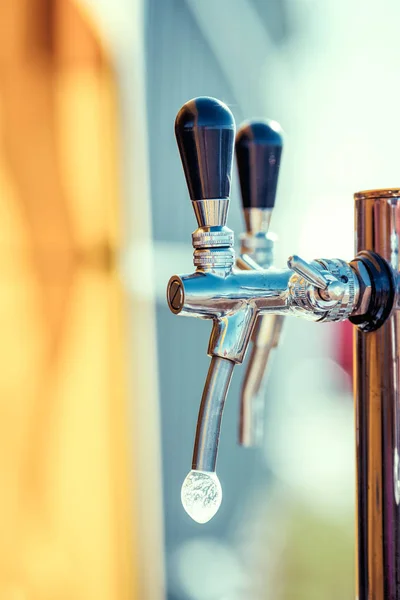 Primo piano delle linee di birra per la birra alla spina nel ristorante . — Foto Stock