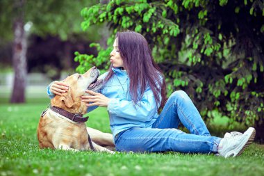Sevimli kız ve labrador köpek .