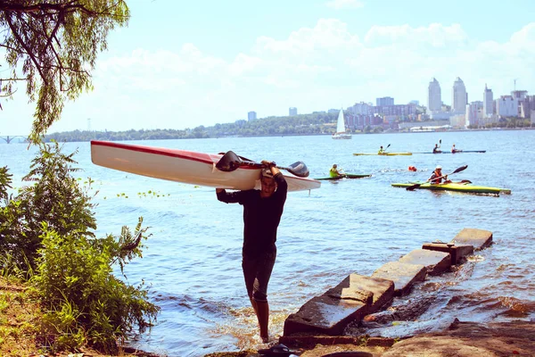 Junge Leute paddeln auf einem Fluss in schöner Natur. — Stockfoto