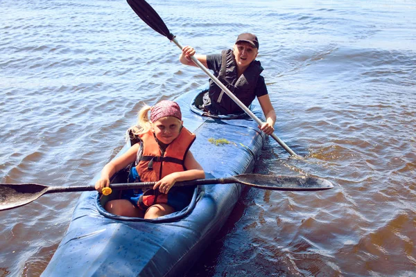 Les jeunes font du kayak sur une rivière dans une belle nature . — Photo