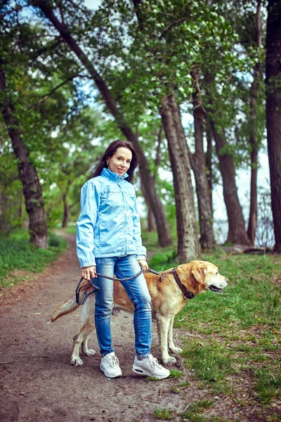 Charmantes Mädchen und Hund des Labradors . — Stockfoto