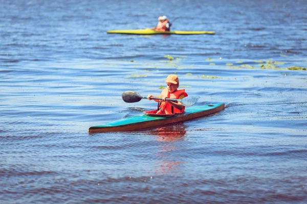 Ungdomar kajakpaddling på en flod i vacker natur. — Stockfoto