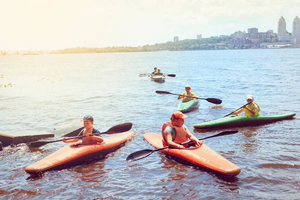 Les jeunes font du kayak sur une rivière dans une belle nature . — Photo