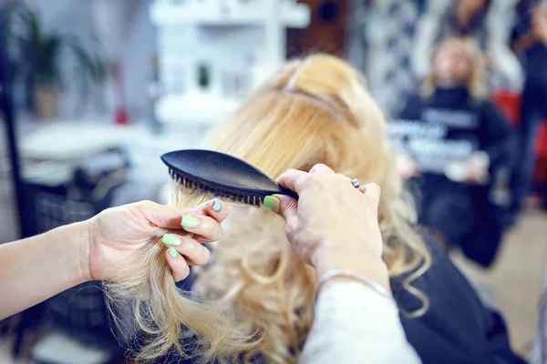 Estilo de cabelo em um salão de beleza  . — Fotografia de Stock