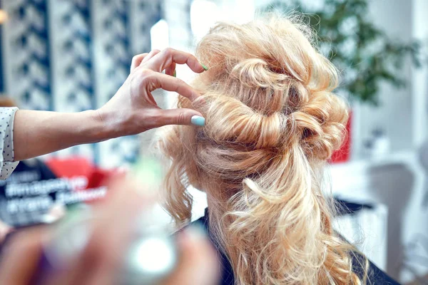 Frisuren im Schönheitssalon . — Stockfoto