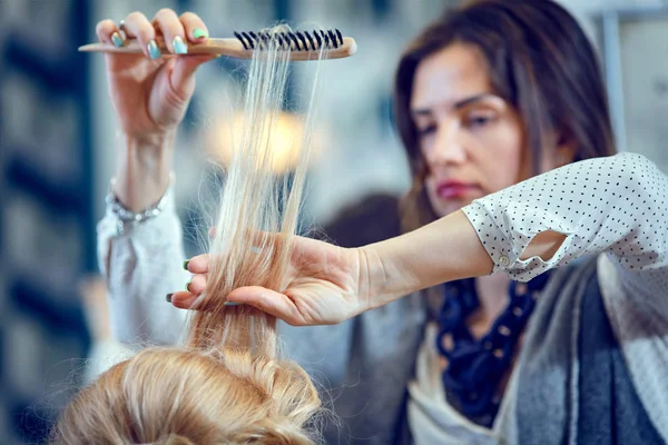 Frisuren im Schönheitssalon . — Stockfoto