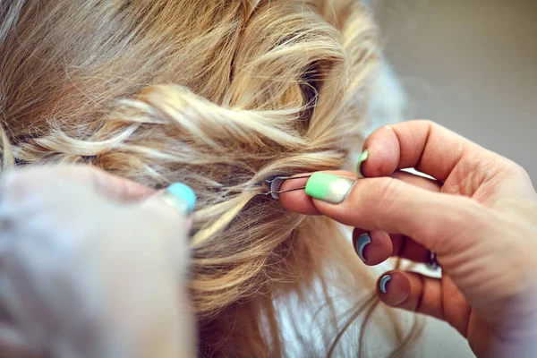 Hair styling in un salone di bellezza  . — Foto Stock