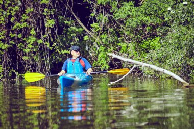  Yaz gününde bir kayık kürek çekmeye adam.
