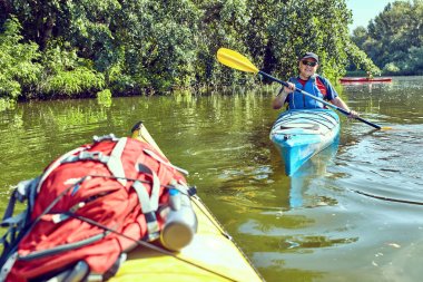  Yaz gününde bir kayık kürek çekmeye adam.