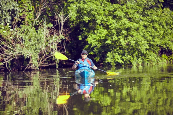 Homme pagayant un kayak le jour de l'été . — Photo