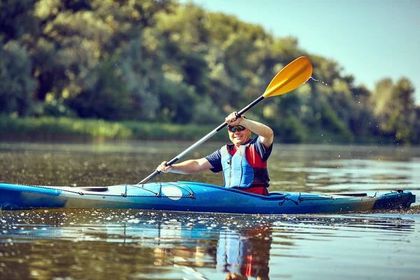 Homme pagayant un kayak le jour de l'été . — Photo