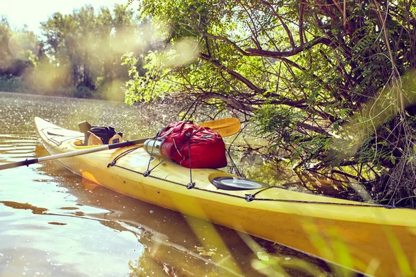 Kayaks amarrés dans l'eau. kayaks vides sans personnes . — Photo