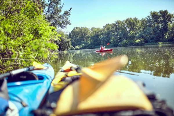 Kayaks moored in the water. Empty kayaks without people. — Stock Photo, Image
