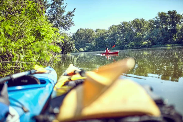 Kayaks amarrés dans l'eau. kayaks vides sans personnes . — Photo