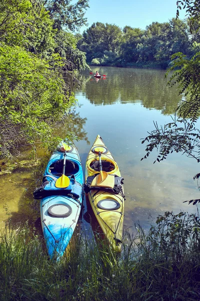 Kayaks amarrés dans l'eau. kayaks vides sans personnes . — Photo