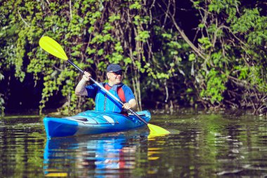  Yaz gününde bir kayık kürek çekmeye adam.