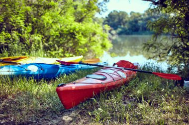 Kayaks suda demirli. İnsanlar olmadan boş kayaklar.