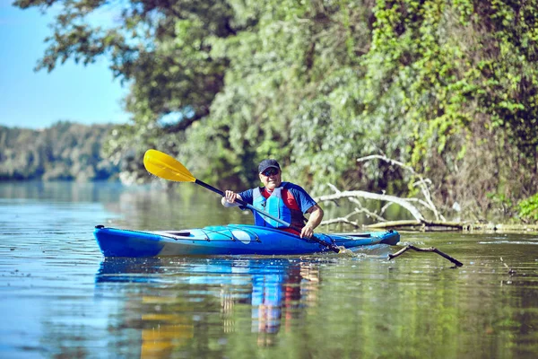 Hombre remando un kayak en el día de verano . — Foto de Stock