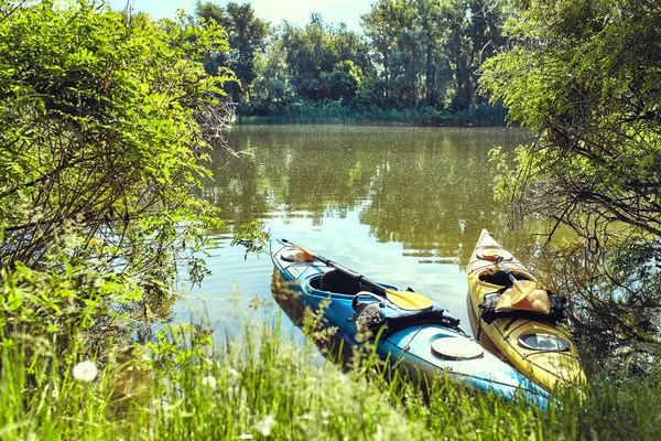 Kayaks amarrés dans l'eau. kayaks vides sans personnes . — Photo