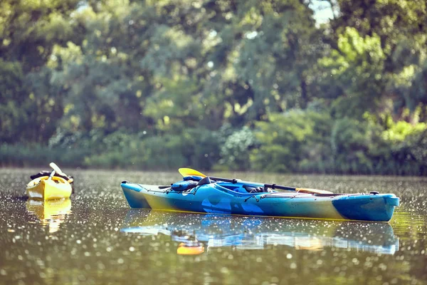 Kajaks afgemeerd in het water. Lege kajaks zonder mensen. — Stockfoto