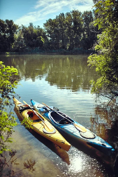 Kayaks amarrés dans l'eau. kayaks vides sans personnes . — Photo