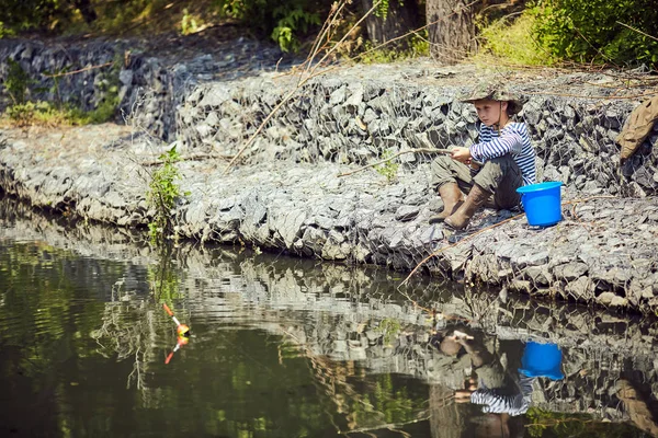 Pesca en el verano, cebo, flotador . — Foto de Stock