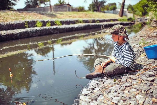 Pesca en el verano, cebo, flotador . — Foto de Stock