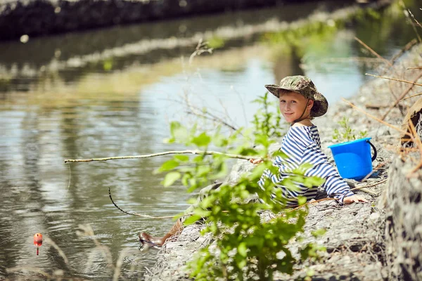 Pesca in estate, esca, galleggiante . — Foto Stock