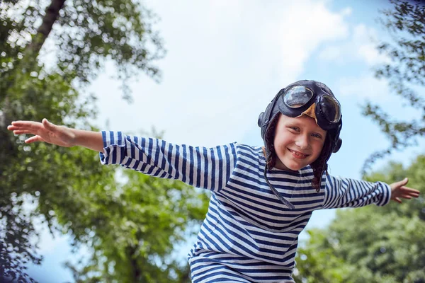 Gelukkig kind droomt ervan om een piloot. — Stockfoto